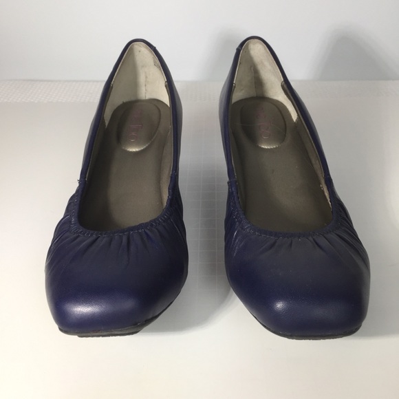 Me Too navy wedge w/ gathered leather front toe 10 - Picture 2 of 6